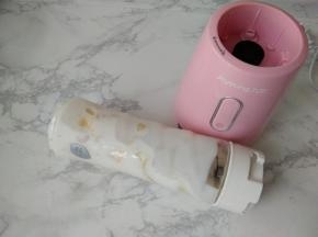 拧好料理杯的盖子。