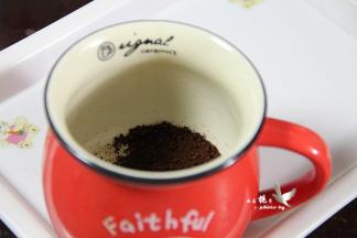 将3克的咖啡粉倒入杯中。