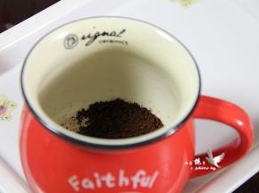 将3克的咖啡粉倒入杯中。