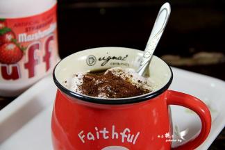 剩余的咖啡粉，撒在棉花糖上即可。