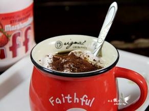 剩余的咖啡粉，撒在棉花糖上即可。