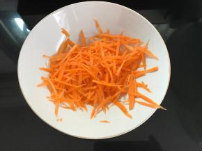 胡萝卜去皮后擦成丝。