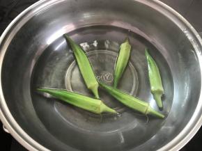 秋葵洗净后焯水。