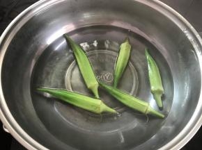 秋葵洗净后焯水。