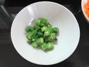 把焯好水的秋葵切小段。