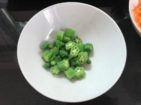 把焯好水的秋葵切小段。