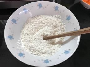 面粉加盐拌匀。