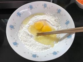 打入2个鸡蛋搅匀。