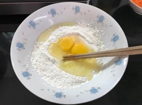 打入2个鸡蛋搅匀。