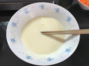 加适量清水调成厚薄适中的面糊。