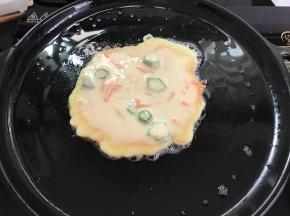 放入1勺面糊摊平。