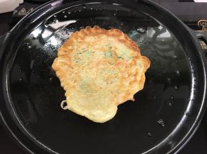 等一面煎成金黄色后翻面，另一面也煎成金黄色即可。