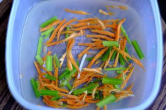 3、把胡萝卜丝和芹菜开水锅里焯一下，立即放入凉白开水中冷却