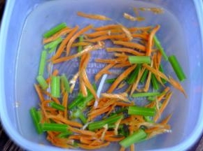 3、把胡萝卜丝和芹菜开水锅里焯一下，立即放入凉白开水中冷却