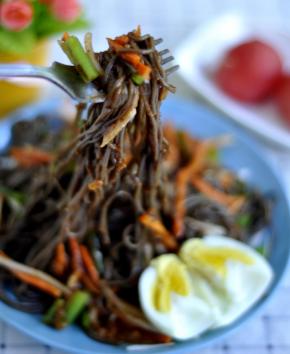 8、然后，把面、酱搅拌均匀，一道美味的意大利荞麦面就做好了