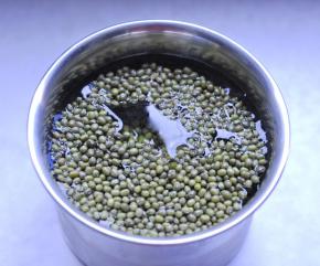 1、绿豆洗净泡水一晚