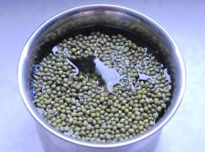 1、绿豆洗净泡水一晚