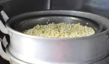 2、去皮后上火蒸30分钟