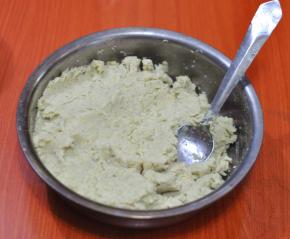 3、将蒸熟的豆子用小勺压成泥