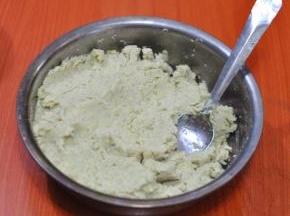 3、将蒸熟的豆子用小勺压成泥