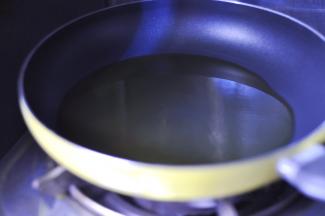 4、加热不粘锅，放入色拉油