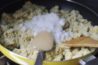 5、把绿豆泥、白糖、蜂蜜放入锅中一起翻炒，