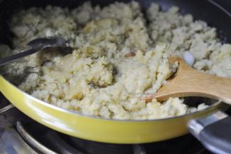 6、刚炒时有水分，绿豆泥粘在锅铲上