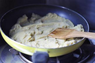 7、当炒的绿豆泥不粘锅铲了，水分干了，就炒好了，