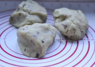 9、将绿豆泥放在揉面垫上，揉匀。