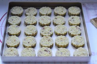 11、用月饼模具在每个上面一压，然后把模具提起，一盘好吃的绿豆糕就做好了