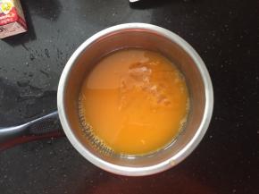 沙棘果汁倒入小锅中，放入吉利丁片隔着热水完全融化。