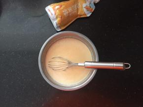 将沙棘酸奶汁倒入淡奶油中搅拌均匀。