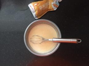 将沙棘酸奶汁倒入淡奶油中搅拌均匀。