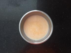 倒入酸奶搅拌均匀。