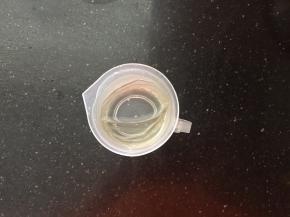 吉利丁片放入凉开水中泡软。