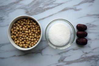 准备食材：干黄豆100克，砂糖50克，大粒红枣3个（或小粒红枣4个）。