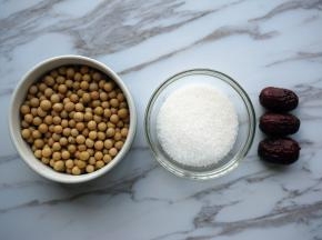 准备食材：干黄豆100克，砂糖50克，大粒红枣3个（或小粒红枣4个）。