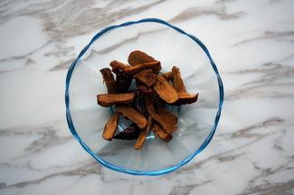 红枣洗净后去核，切成小块。