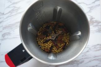 黄豆洗净后，和红枣一同放入破壁机。