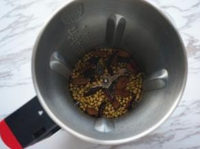 黄豆洗净后，和红枣一同放入破壁机。