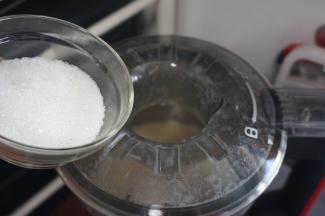 程序结束后，取下顶盖，加入50克砂糖，然后用点动程序搅打10秒至糖溶解。