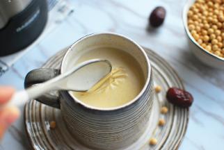 破壁机打出来的豆浆非常细腻，静置5分钟就能结出一层豆浆皮。