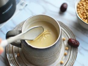 破壁机打出来的豆浆非常细腻，静置5分钟就能结出一层豆浆皮。