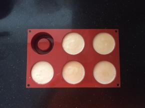 倒入慕斯硅胶模具中放入冰箱冷冻5个小时以上。