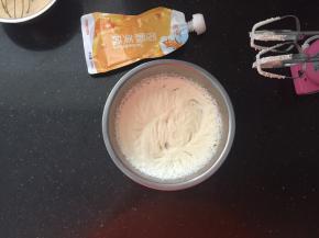 淡奶油中加入白糖打至稍微有纹路。