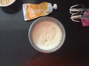 淡奶油中加入白糖打至稍微有纹路。