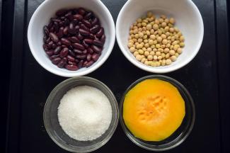 准备食材：红腰豆60克、南瓜60克、黄豆30克、砂糖60克。