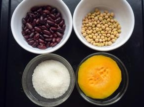 准备食材：红腰豆60克、南瓜60克、黄豆30克、砂糖60克。