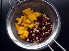 将南瓜切成丁，和洗净的红腰豆、黄豆同放入破壁机。