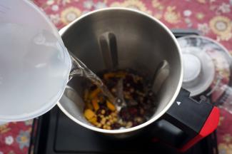 加入1200毫升的清水。